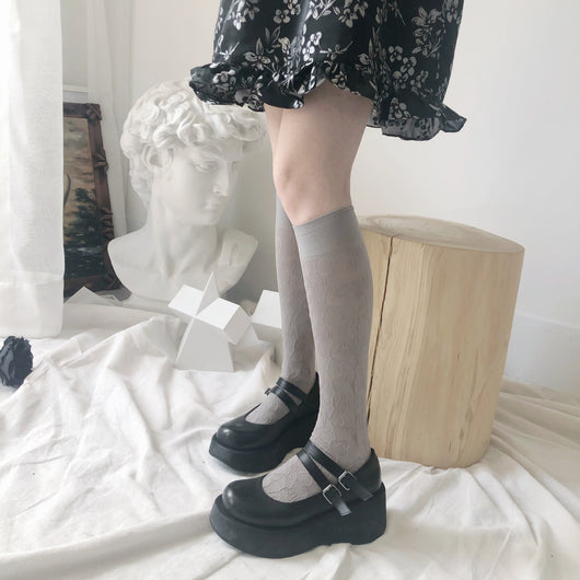 Calcetines Retro Francés con Encaje y Bordado Floral - Tubo Medio Blanco y Negro - Image 10