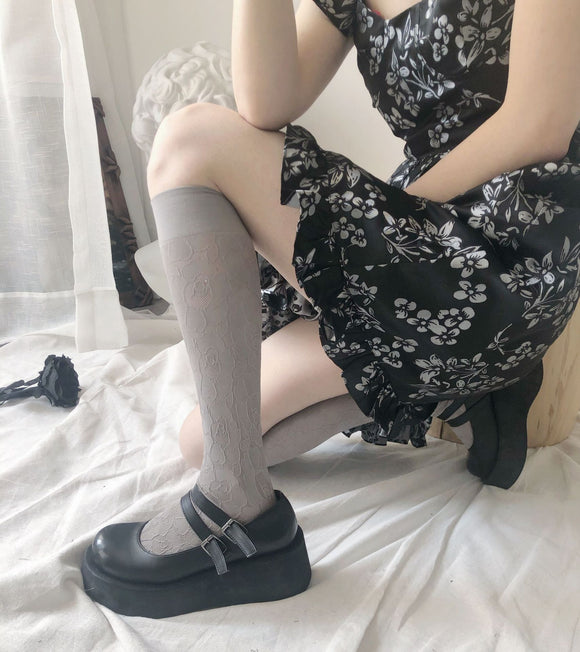 Calcetines Retro Francés con Encaje y Bordado Floral - Tubo Medio Blanco y Negro