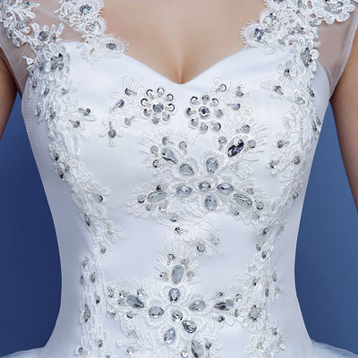 Vestido de Novia Rojo con Encaje de Diamantes y Doble Escote - Image 3