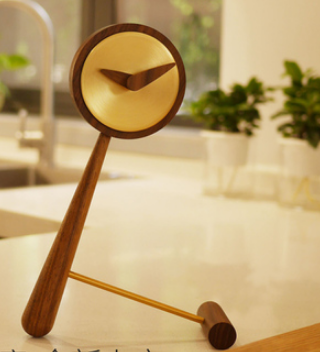 Reloj de Mesa Minimalista Nórdico de Nogal - Diseño Artesanal Lujo Contemporáneo - Image 4