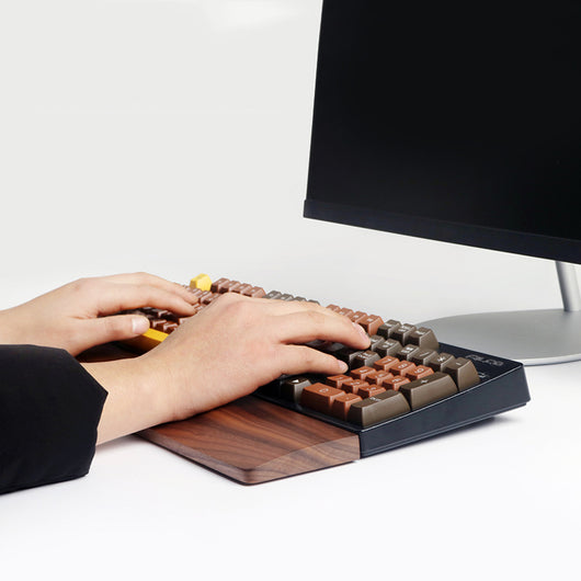 Reposamuñecas para Teclado Mecánico en Madera de Nogal - Image 8
