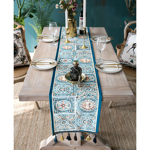 Camino de Mesa Otaku Pig Lujo Americano con Borlas