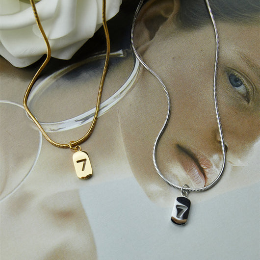 Collar Colgante Número de la Suerte 7 para Mujeres en Acero Inoxidable Dorado - Image 10