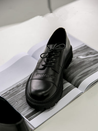 Zapatos Casuales Negros con Plataforma Gruesa y Tira de Dedo - Image 8