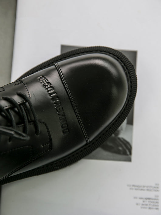 Zapatos Casuales Negros con Plataforma Gruesa y Tira de Dedo - Image 3