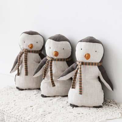 Muñeca Pingüino de Lino Nórdico Hecha a Mano con Bufanda Tejida - Image 8