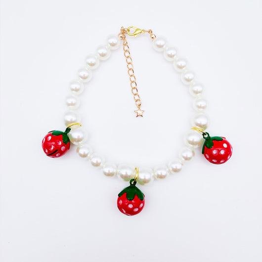 Collar Princesa para Gato y Perro Pequeño con Perlas, Diseño Fresa y Campana Ajustable - Image 3
