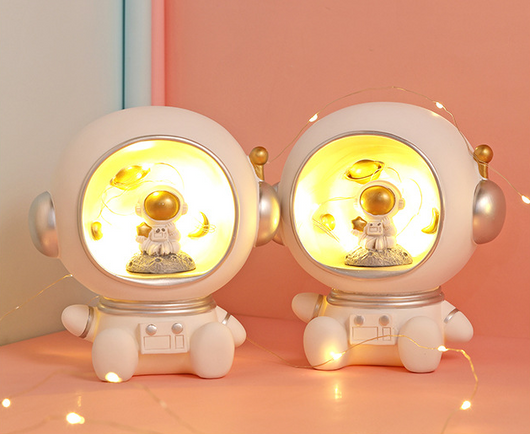 Alcancía Decorativa Astronauta con Luz Nocturna - Figura Resina Nórdica para Hogar - Image 12