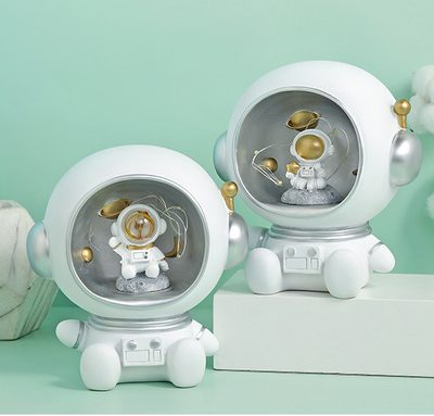 Alcancía Decorativa Astronauta con Luz Nocturna - Figura Resina Nórdica para Hogar - Image 4