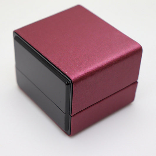 Caja de Anillo de Cuero Personalizada con Logo y Texto Grabado - Image 7