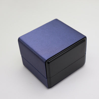 Caja de Anillo de Cuero Personalizada con Logo y Texto Grabado - Image 6