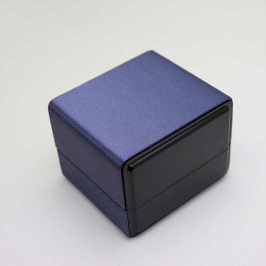 Caja de Anillo de Cuero Personalizada con Logo y Texto Grabado - Image 3