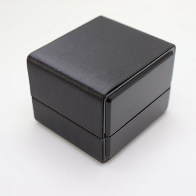 Caja de Anillo de Cuero Personalizada con Logo y Texto Grabado - Image 5