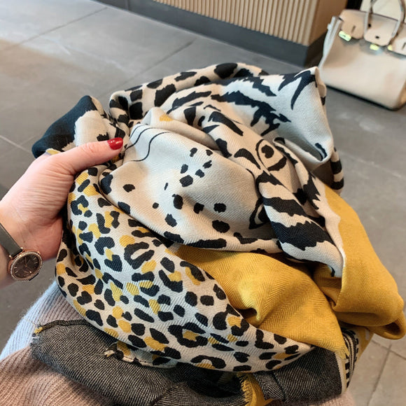 Pañoleta de Seda Estampado Leopardo