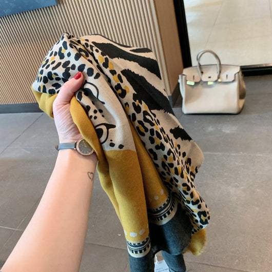 Pañoleta de Seda Estampado Leopardo - Image 4