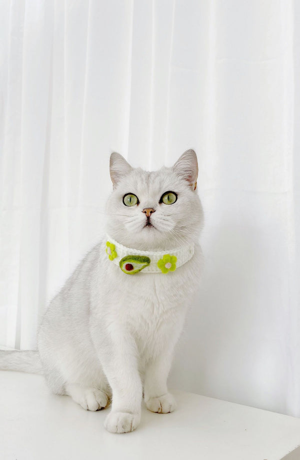 Collar para Gatos de Lana Tejida con Flores, Abejas y Frutas - Diseño Personalizado