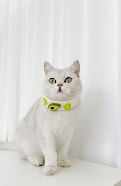 Collar para Gatos de Lana Tejida con Flores, Abejas y Frutas - Diseño Personalizado - Image 2