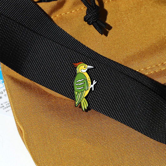 Pin Metalizado de Insignia para Mochilas y Bolsas de Estudiante - Image 10