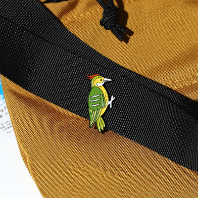 Pin Metalizado de Insignia para Mochilas y Bolsas de Estudiante - Image 4