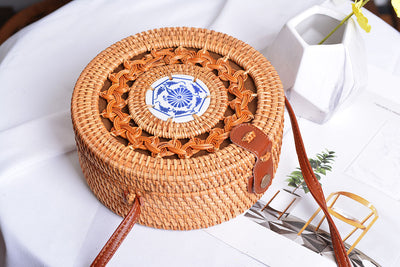 Bolsa Tejida de Ratán Estilo Retro - Diseño Artesanal con Detalles Cerámicos - Image 4