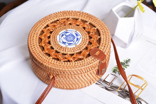 Bolsa Tejida de Ratán Estilo Retro - Diseño Artesanal con Detalles Cerámicos - Image 4