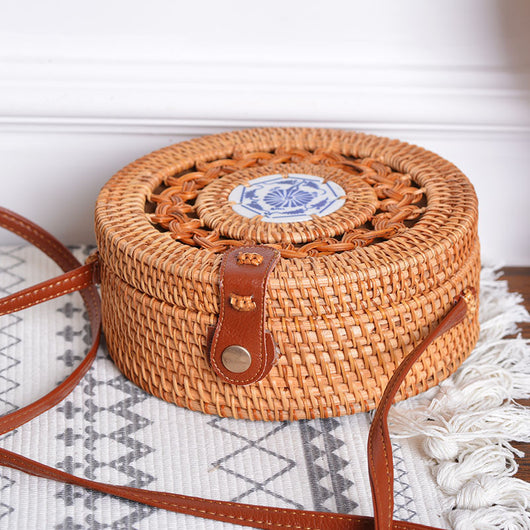 Bolsa Tejida de Ratán Estilo Retro - Diseño Artesanal con Detalles Cerámicos - Image 3
