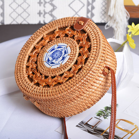 Bolsa Tejida de Ratán Estilo Retro - Diseño Artesanal con Detalles Cerámicos - Image 2