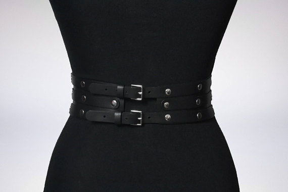 Cinturón Arnés de Cuero Negro para Mujer con Detalles de Metal y Remaches