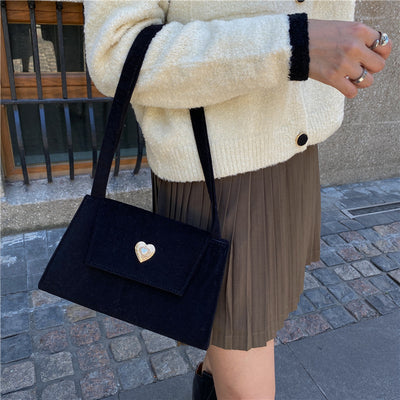 Bolso de Terciopelo Rojo para Novia - Diseño Elegante y Atmosférico - Image 5