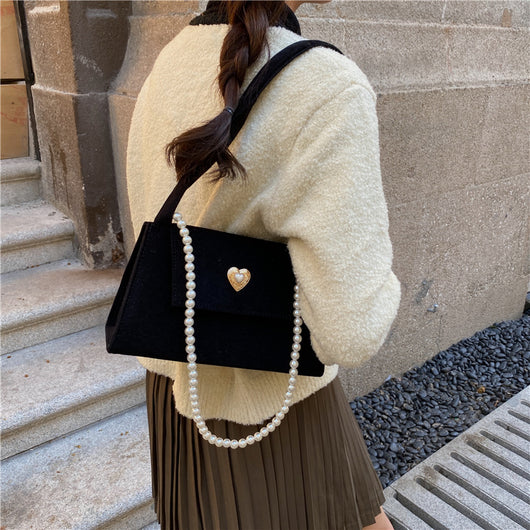 Bolso de Terciopelo Rojo para Novia - Diseño Elegante y Atmosférico - Image 6