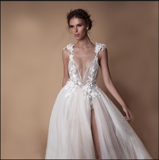 Vestido de Novia Ángel con Cuello de Encaje Diamantado, Abertura Alta y Espalda Abierta - Image 2
