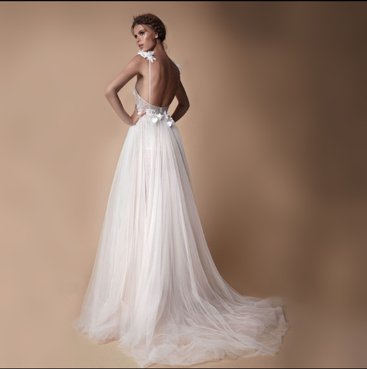 Vestido de Novia Ángel con Cuello de Encaje Diamantado, Abertura Alta y Espalda Abierta - Image 3