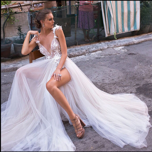 Vestido de Novia Ángel con Cuello de Encaje Diamantado, Abertura Alta y Espalda Abierta - Image 5