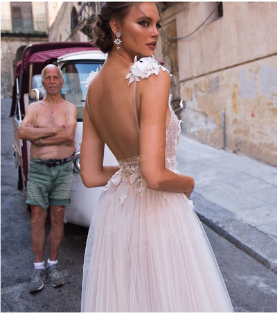 Vestido de Novia Ángel con Cuello de Encaje Diamantado, Abertura Alta y Espalda Abierta - Image 7