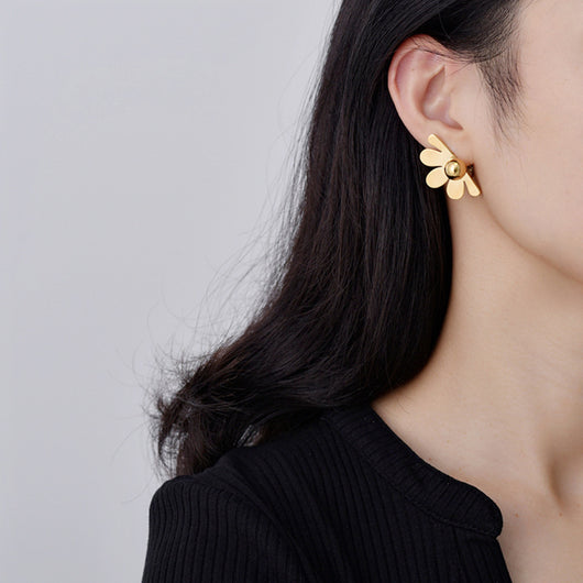 Aretes de Plata con Diseño de Flor Vintage en Pétalos Metálicos - Image 10