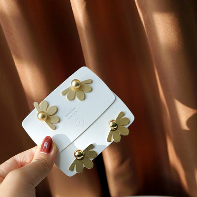 Aretes de Plata con Diseño de Flor Vintage en Pétalos Metálicos