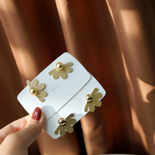 Aretes de Plata con Diseño de Flor Vintage en Pétalos Metálicos