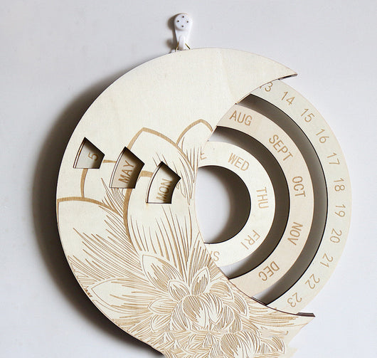 Calendario de Pared Redondo Personalizado Perpetuo en Madera - Image 4