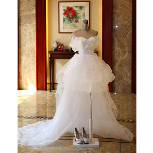 Vestido de Novia con Cola Larga Elegante para Sesión de Fotos - Image 7