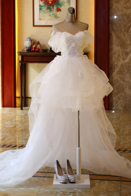 Vestido de Novia con Cola Larga Elegante para Sesión de Fotos - Image 6