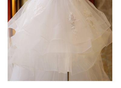 Vestido de Novia con Cola Larga Elegante para Sesión de Fotos - Image 5