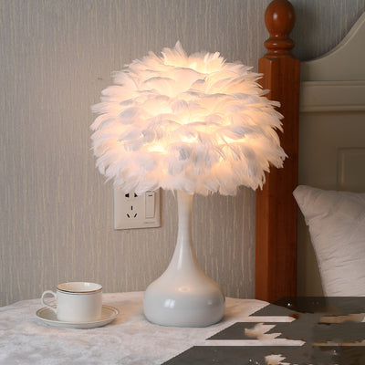 Lámpara de Mesa Nórdica con Pluma para Dormitorio - Image 9