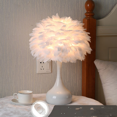 Lámpara de Mesa Nórdica con Pluma para Dormitorio - Image 3