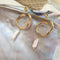 Aretes de Perla Geométrica Irregular Dorado Mate - Tendencia Moderna