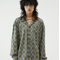 Camisa Manga Larga Cuello Cubano Verde Oscuro Estampado Completo