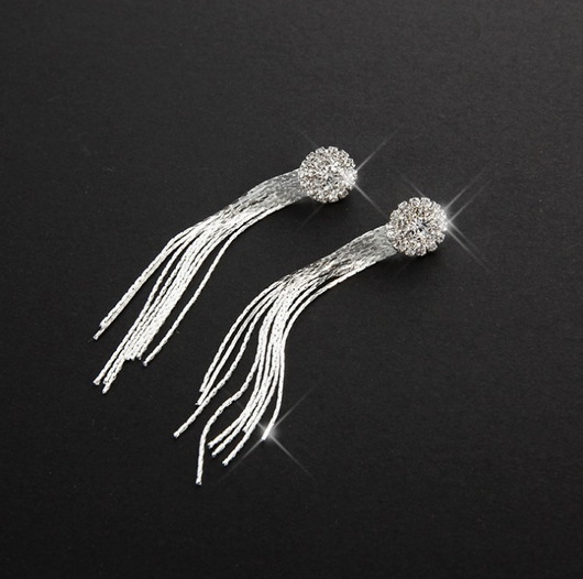 Aretes Largos de Cristal Hipoalergénicos con Borlas - Image 3