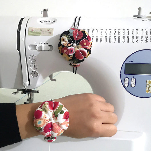 Alfiletero de Muñeca Dual con Diseño de Calabaza - Accesorios de Costura Europeos