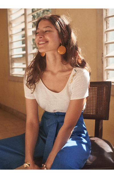 Blusa Elegante de Lino con Espalda Abierta y Bordados Delicados - Image 8