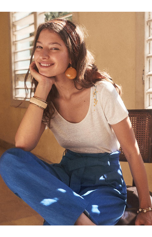 Blusa Elegante de Lino con Espalda Abierta y Bordados Delicados