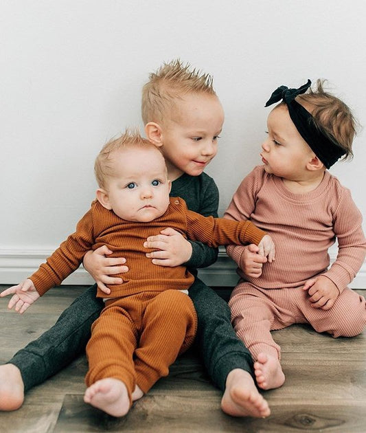 Pijama Infantil de Manga Larga con Diseño de Tiras - Conjunto Cómodo para Casa